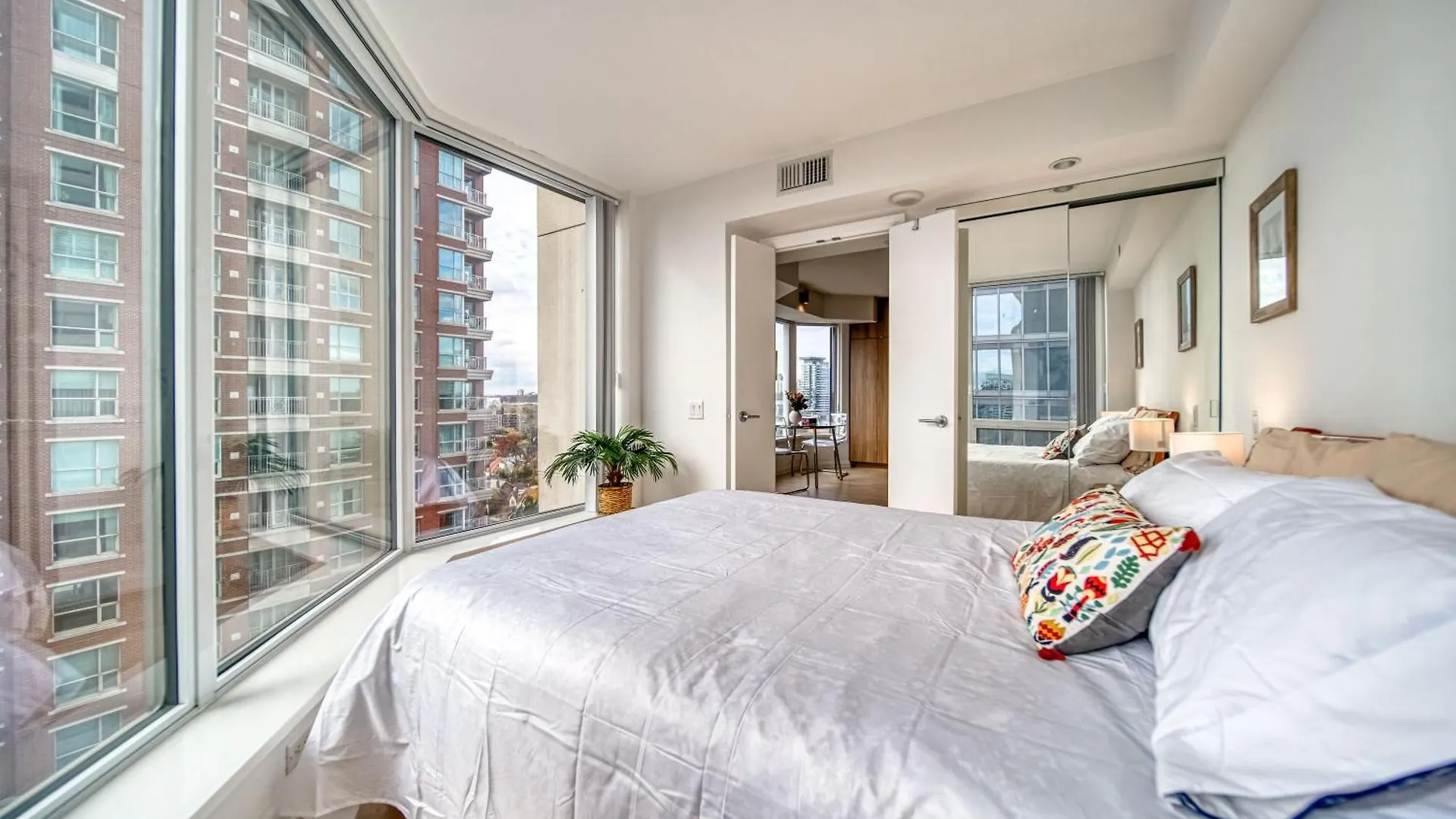 Apartment Yorkville Plaza Express Stay Toronto Canada